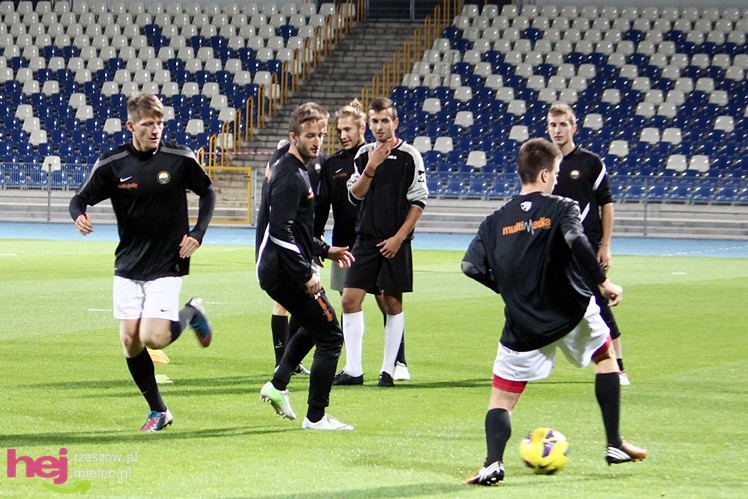 Rozruch piłkarzy na nowym stadionie przy jupiterach