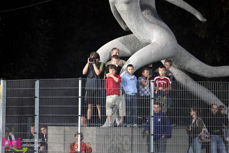 Rozruch piłkarzy na nowym stadionie przy jupiterach
