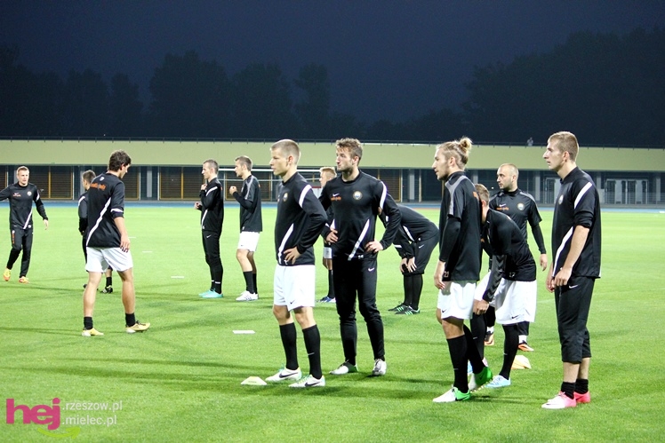 Rozruch piłkarzy na nowym stadionie przy jupiterach