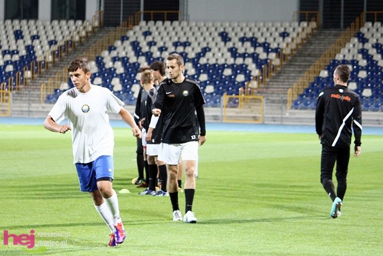 Rozruch piłkarzy na nowym stadionie przy jupiterach