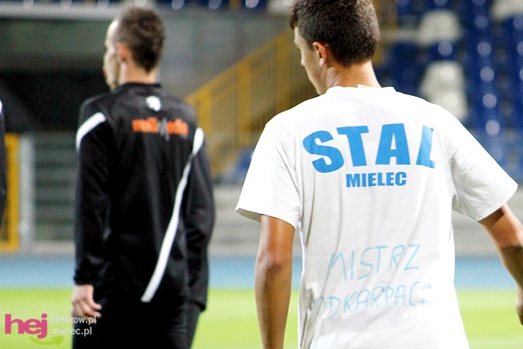 Rozruch piłkarzy na nowym stadionie przy jupiterach