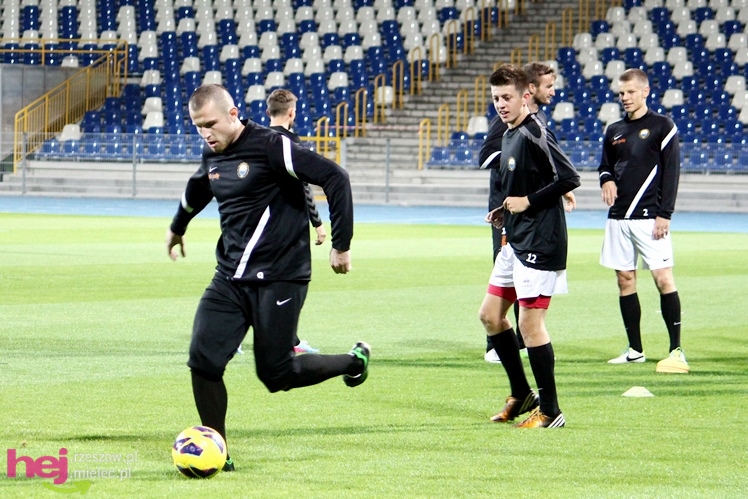 Rozruch piłkarzy na nowym stadionie przy jupiterach