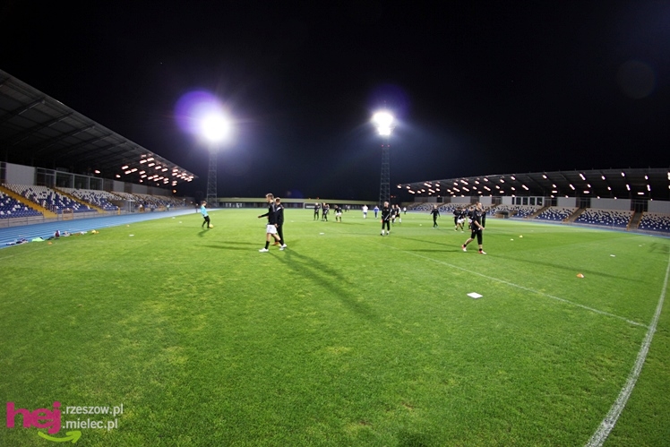 Rozruch piłkarzy na nowym stadionie przy jupiterach
