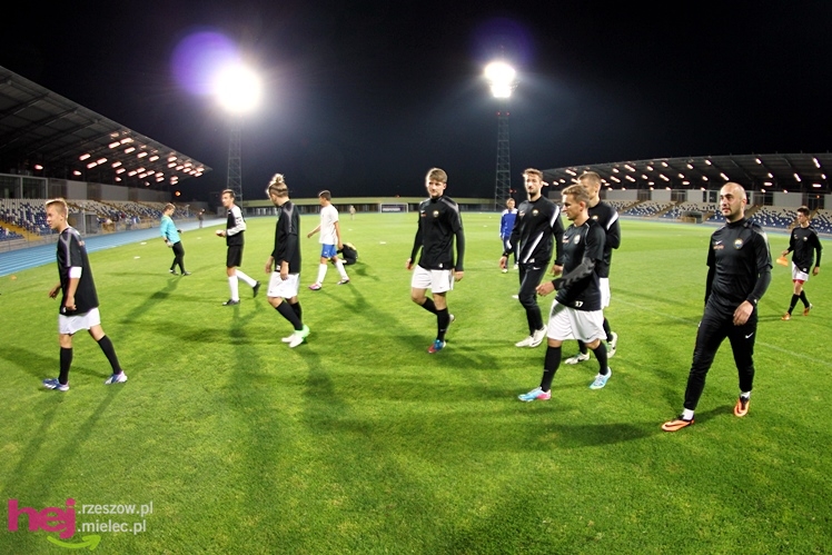 Rozruch piłkarzy na nowym stadionie przy jupiterach