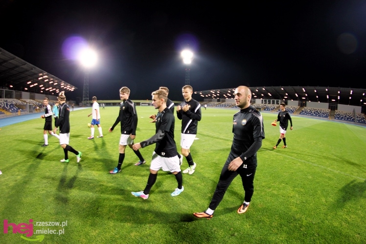 Rozruch piłkarzy na nowym stadionie przy jupiterach
