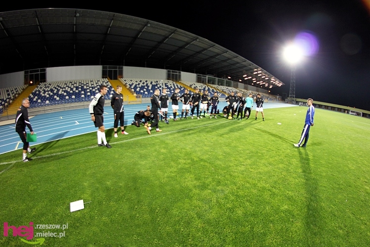 Rozruch piłkarzy na nowym stadionie przy jupiterach