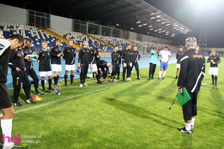 Rozruch piłkarzy na nowym stadionie przy jupiterach