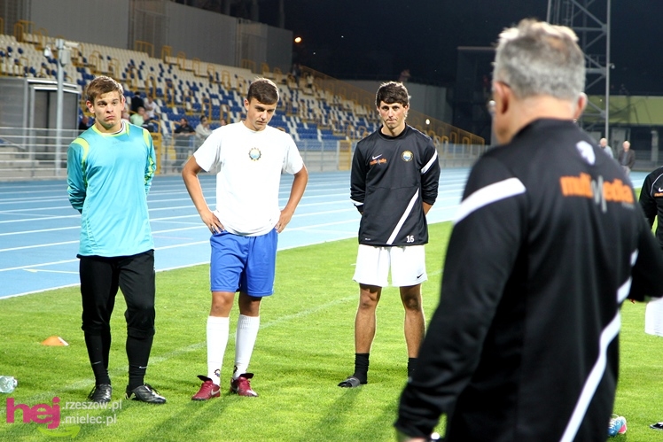 Rozruch piłkarzy na nowym stadionie przy jupiterach