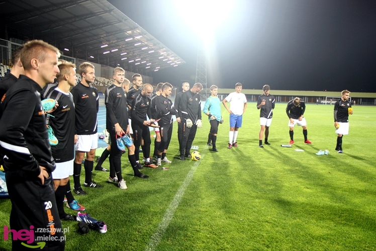 Rozruch piłkarzy na nowym stadionie przy jupiterach