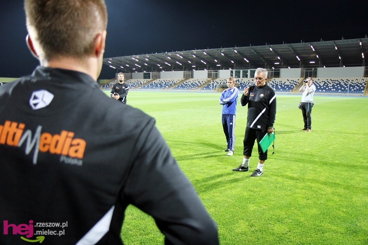 Rozruch piłkarzy na nowym stadionie przy jupiterach