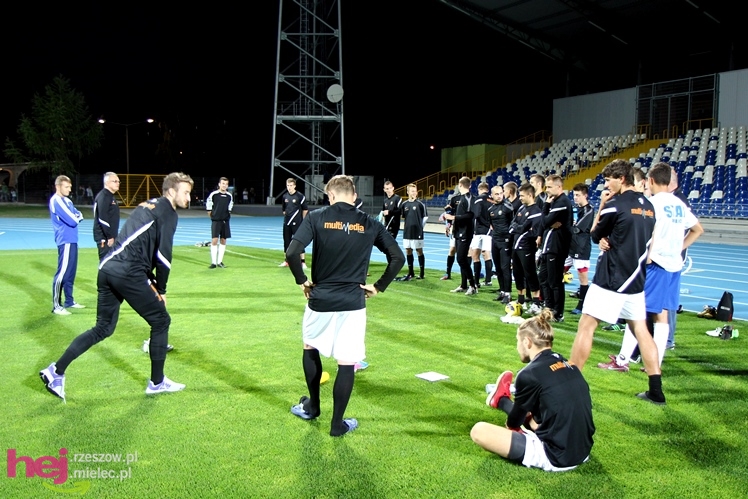 Rozruch piłkarzy na nowym stadionie przy jupiterach