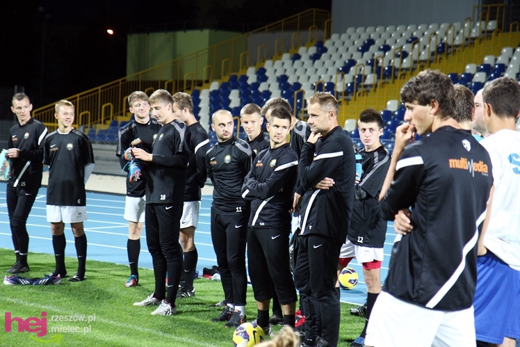 Rozruch piłkarzy na nowym stadionie przy jupiterach