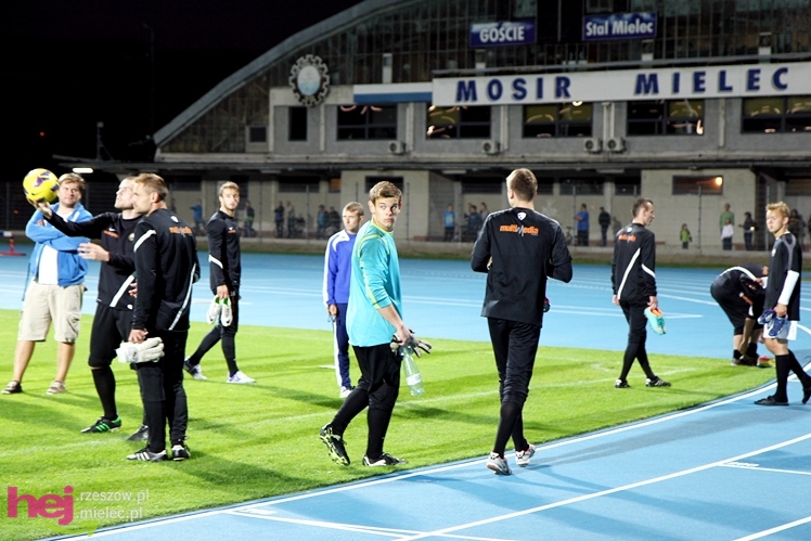 Rozruch piłkarzy na nowym stadionie przy jupiterach