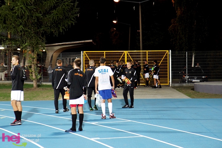 Rozruch piłkarzy na nowym stadionie przy jupiterach