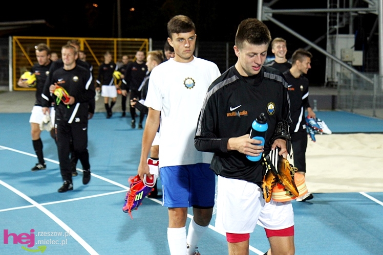 Rozruch piłkarzy na nowym stadionie przy jupiterach