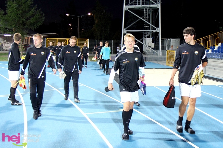 Rozruch piłkarzy na nowym stadionie przy jupiterach