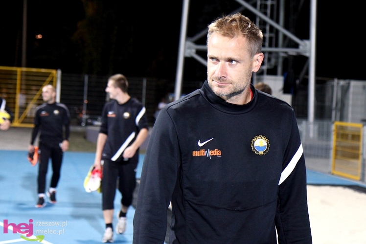 Rozruch piłkarzy na nowym stadionie przy jupiterach