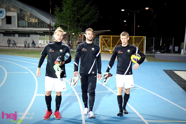 Rozruch piłkarzy na nowym stadionie przy jupiterach