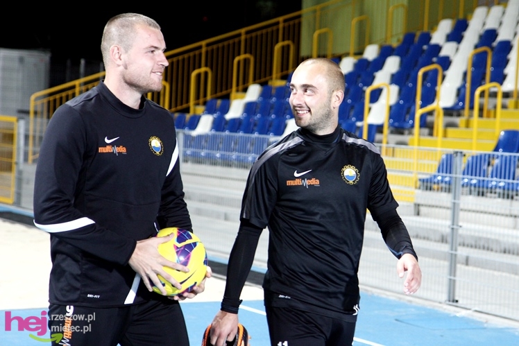 Rozruch piłkarzy na nowym stadionie przy jupiterach