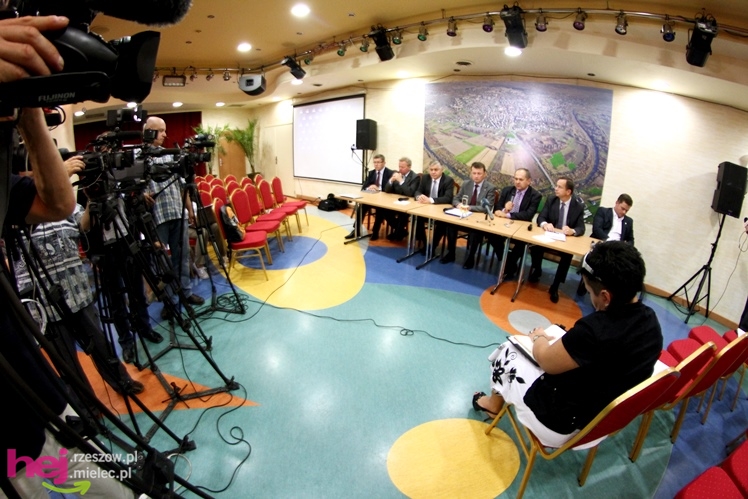 Przedwyborcza sobota w Mielcu: przyjechał klub parlamentarny PiS