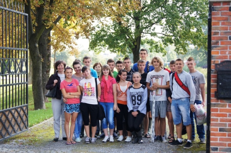Boso przez Młynówkę, czyli ?geodeci? na zajęciach terenowych