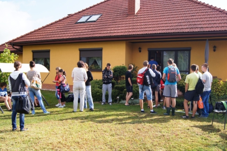 Boso przez Młynówkę, czyli ?geodeci? na zajęciach terenowych