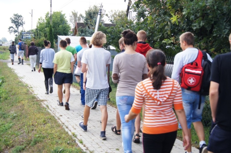 Boso przez Młynówkę, czyli ?geodeci? na zajęciach terenowych