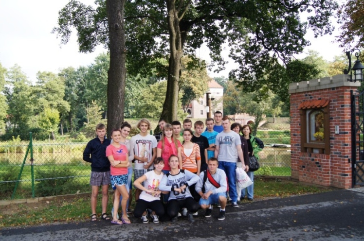 Boso przez Młynówkę, czyli ?geodeci? na zajęciach terenowych