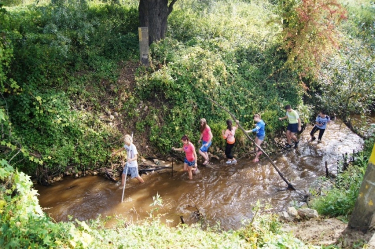 Boso przez Młynówkę, czyli ?geodeci? na zajęciach terenowych