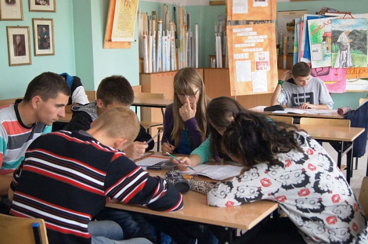 Boso przez Młynówkę, czyli ?geodeci? na zajęciach terenowych