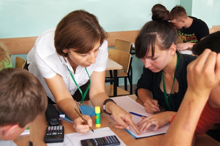 Boso przez Młynówkę, czyli ?geodeci? na zajęciach terenowych