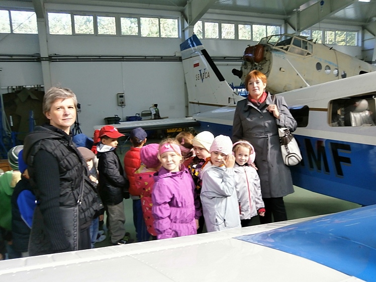 Przedszkolaki na lotnisku zwiedzały firmę Airbus Military