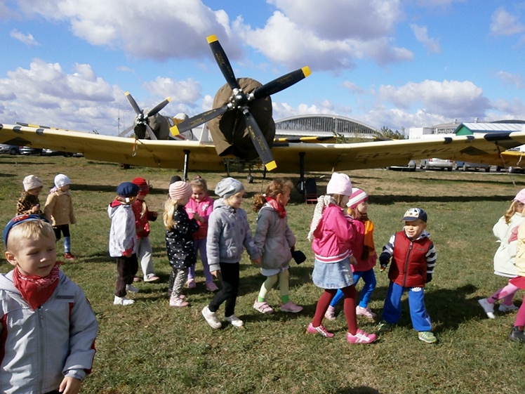 Przedszkolaki na lotnisku zwiedzały firmę Airbus Military