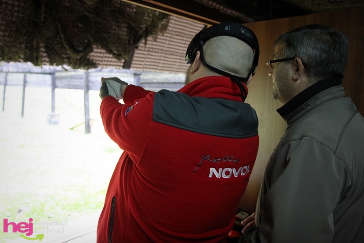 Emeryci służb mundurowych opanowali strzelnicę