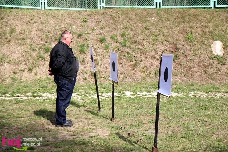 Emeryci służb mundurowych opanowali strzelnicę
