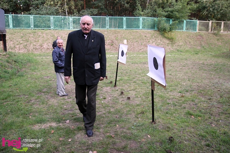 Emeryci służb mundurowych opanowali strzelnicę