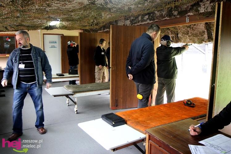 Emeryci służb mundurowych opanowali strzelnicę