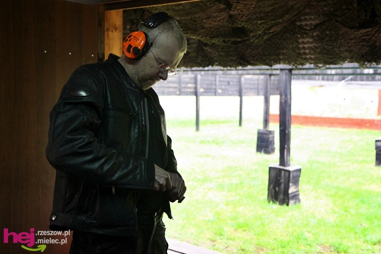 Emeryci służb mundurowych opanowali strzelnicę