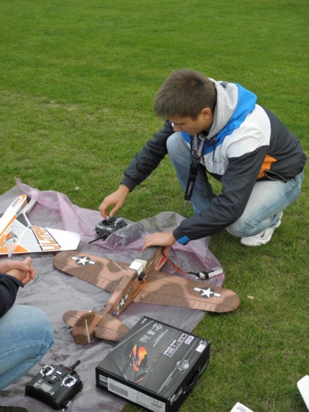 Podopieczni modelarni ?IKAR? zaprezentowali swoje dzieła. Wystawa w plenerze
