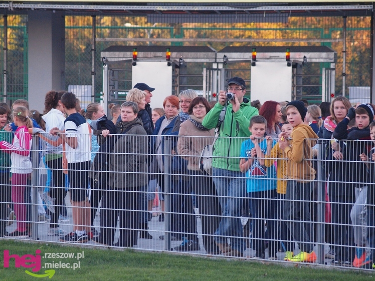Biegał cały Mielec. I okolice też. XIX Bieg Uliczny o Puchar Prezydenta Mielca wokół stadionu - CZĘŚĆ PIERWSZA