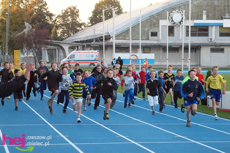Biegał cały Mielec. I okolice też. XIX Bieg Uliczny o Puchar Prezydenta Mielca wokół stadionu - CZĘŚĆ PIERWSZA