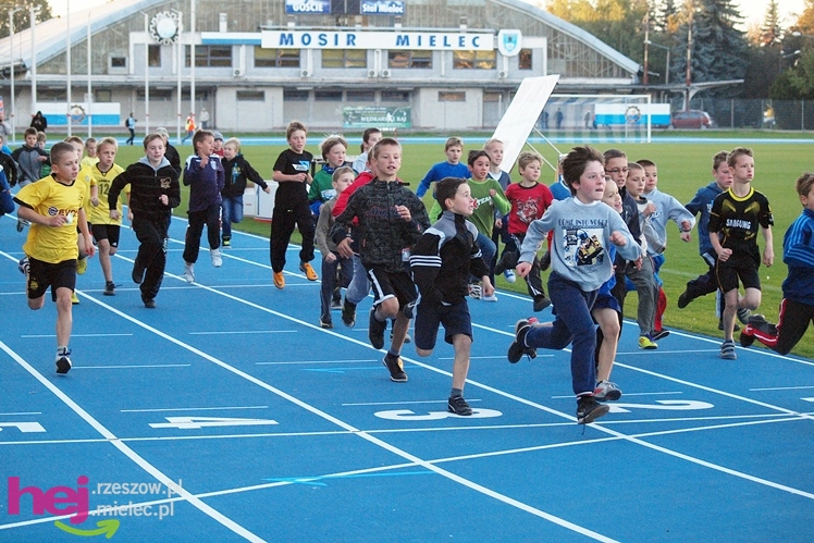 Biegał cały Mielec. I okolice też. XIX Bieg Uliczny o Puchar Prezydenta Mielca wokół stadionu - CZĘŚĆ PIERWSZA