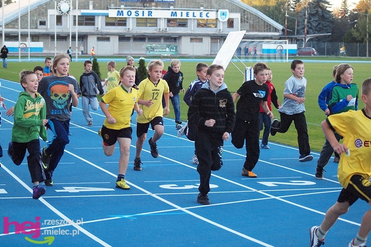 Biegał cały Mielec. I okolice też. XIX Bieg Uliczny o Puchar Prezydenta Mielca wokół stadionu - CZĘŚĆ PIERWSZA