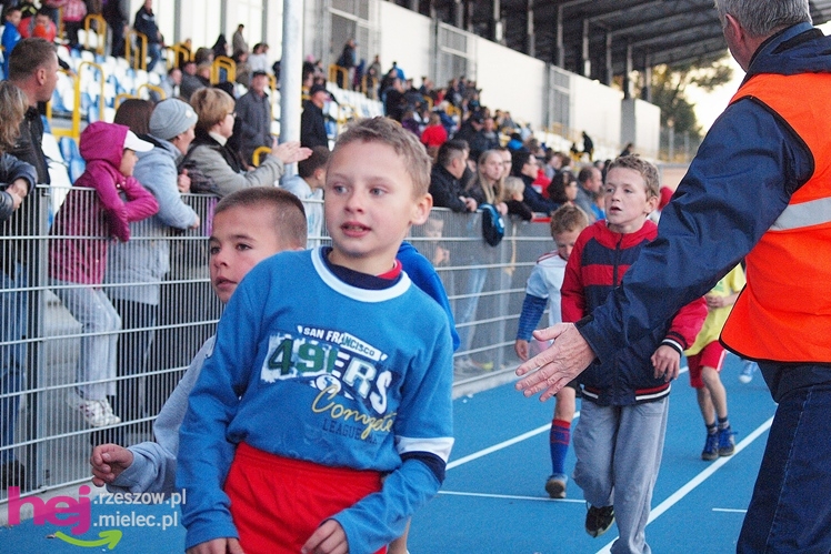 Biegał cały Mielec. I okolice też. XIX Bieg Uliczny o Puchar Prezydenta Mielca wokół stadionu - CZĘŚĆ PIERWSZA
