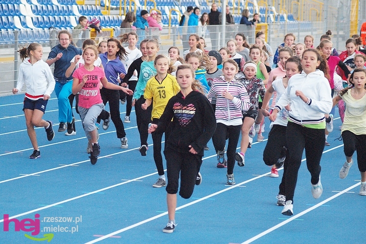Biegał cały Mielec. I okolice też. XIX Bieg Uliczny o Puchar Prezydenta Mielca wokół stadionu - CZĘŚĆ PIERWSZA