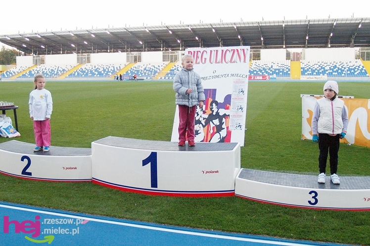 Biegał cały Mielec. I okolice też. XIX Bieg Uliczny o Puchar Prezydenta Mielca wokół stadionu - CZĘŚĆ PIERWSZA