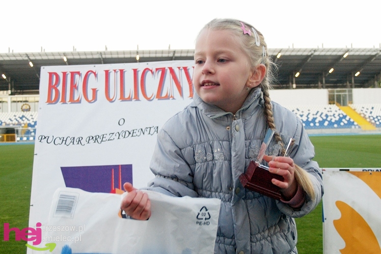 Biegał cały Mielec. I okolice też. XIX Bieg Uliczny o Puchar Prezydenta Mielca wokół stadionu - CZĘŚĆ PIERWSZA