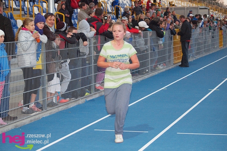 Biegał cały Mielec. I okolice też. XIX Bieg Uliczny o Puchar Prezydenta Mielca wokół stadionu - CZĘŚĆ PIERWSZA