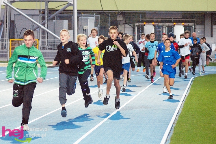 Biegał cały Mielec. I okolice też. XIX Bieg Uliczny o Puchar Prezydenta Mielca wokół stadionu - CZĘŚĆ PIERWSZA