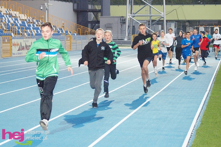 Biegał cały Mielec. I okolice też. XIX Bieg Uliczny o Puchar Prezydenta Mielca wokół stadionu - CZĘŚĆ PIERWSZA